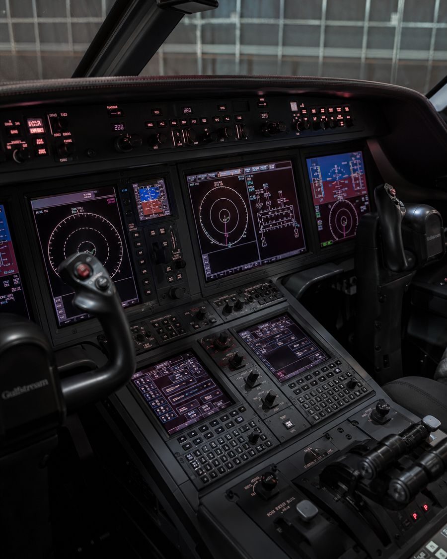 Business jet flight deck instrumentation